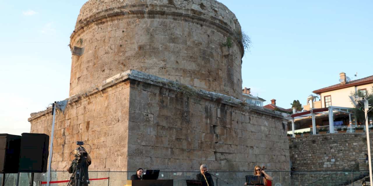 Antalya Hıdırlık Kulesi’nde gün batımı konserleri