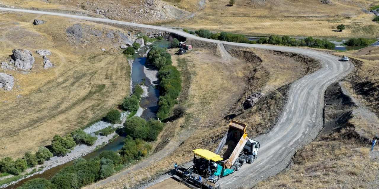 Van Çatak’ta sıcak asfalt yol çalışması başladı