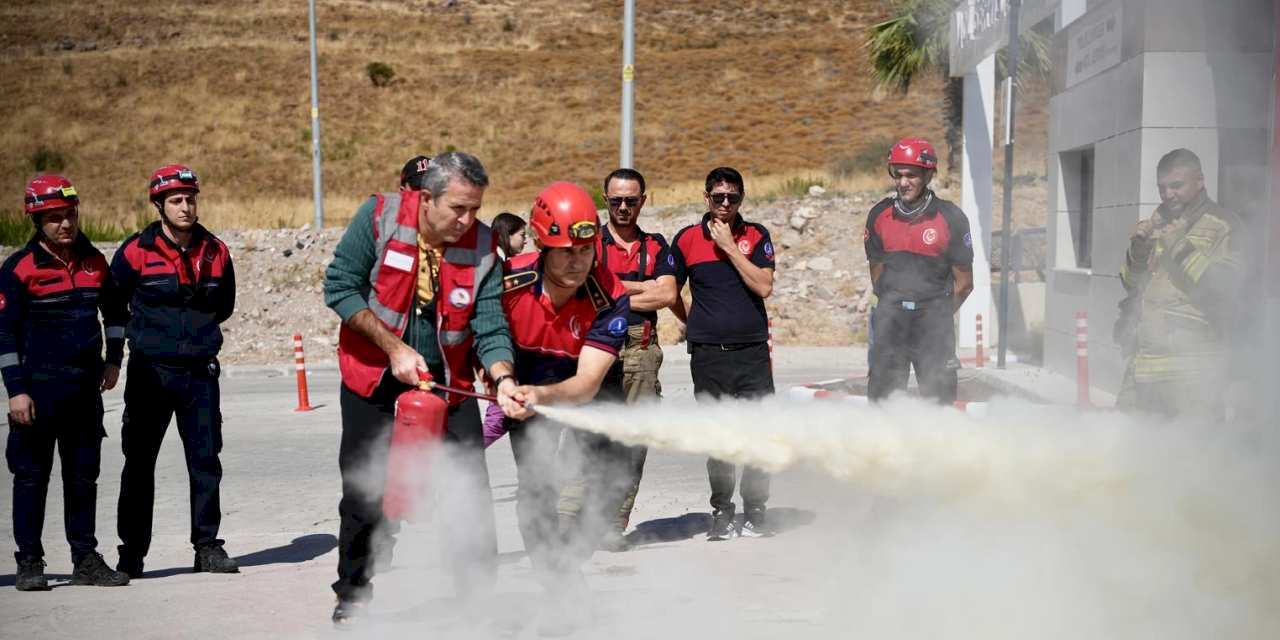 İzmir Dikili'de itfaiye ekiplerinden gerçeği aratmayan tatbikat