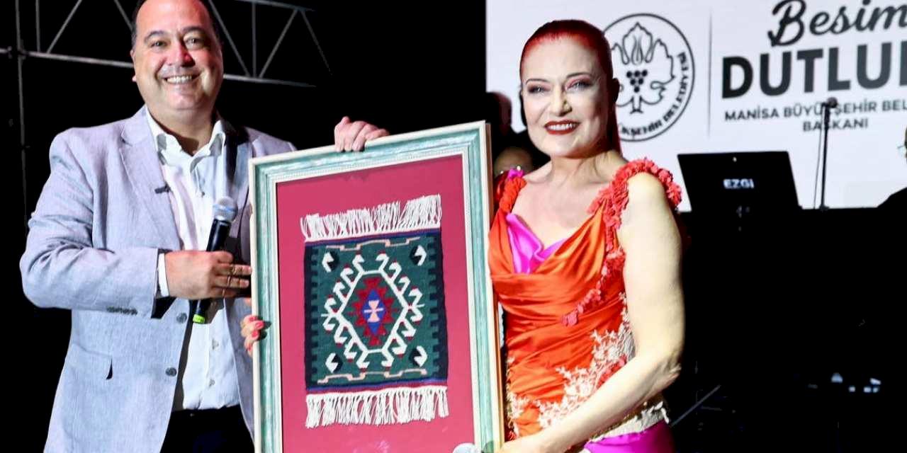Manisa'da Balkan Festivalinde Candan Erçetin Rüzgarı