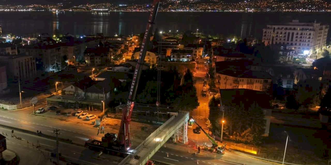 Kocaeli'de 80 tonluk çelik tabliye monte edildi