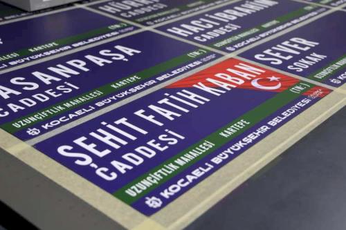 Kocaeli'de sokak tabelaları artık belediye tesislerinde üretiliyor