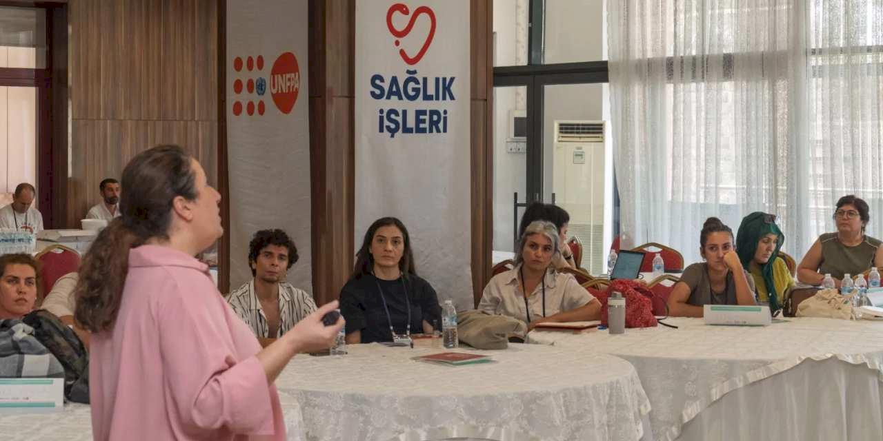 İzmir'de çocuk yaşta evliliklere karşı sağlık aracıları sahada