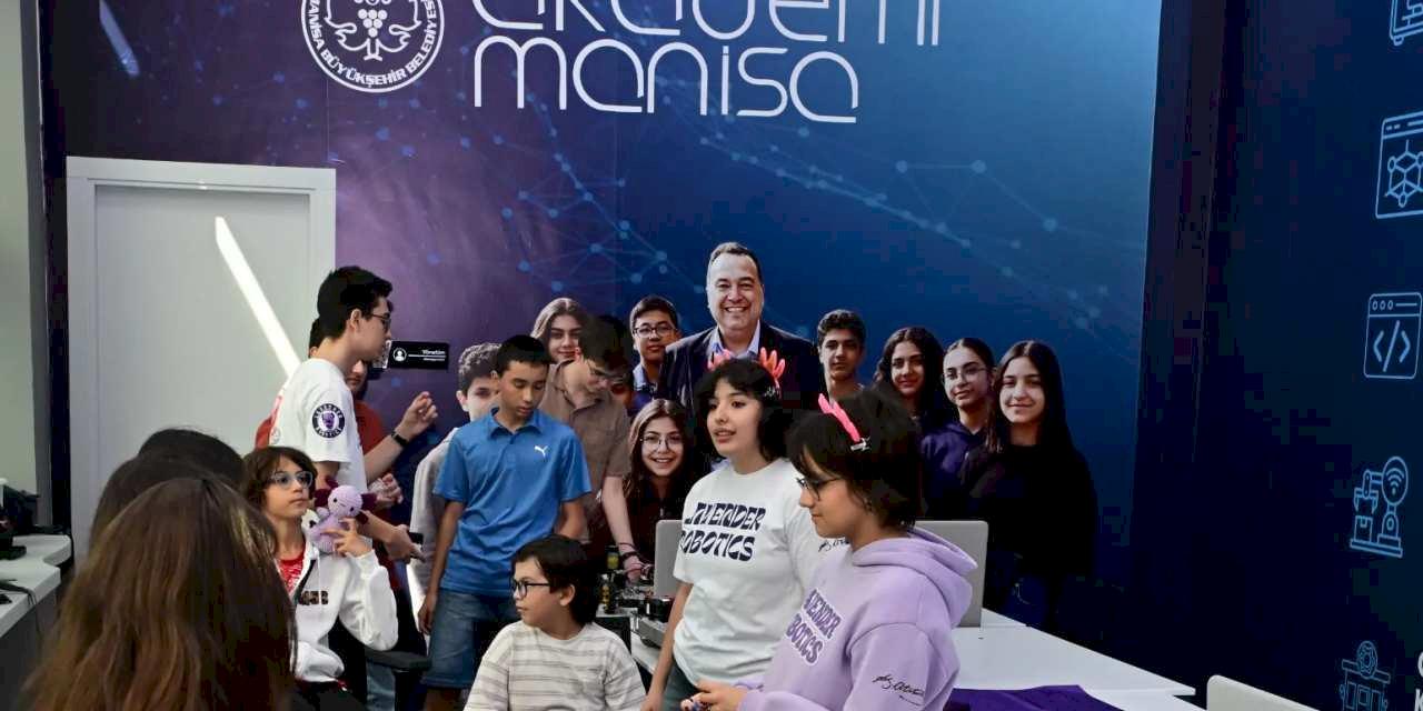 Manisa'da gençlere robotik ve mühendislik eğitimi verildi