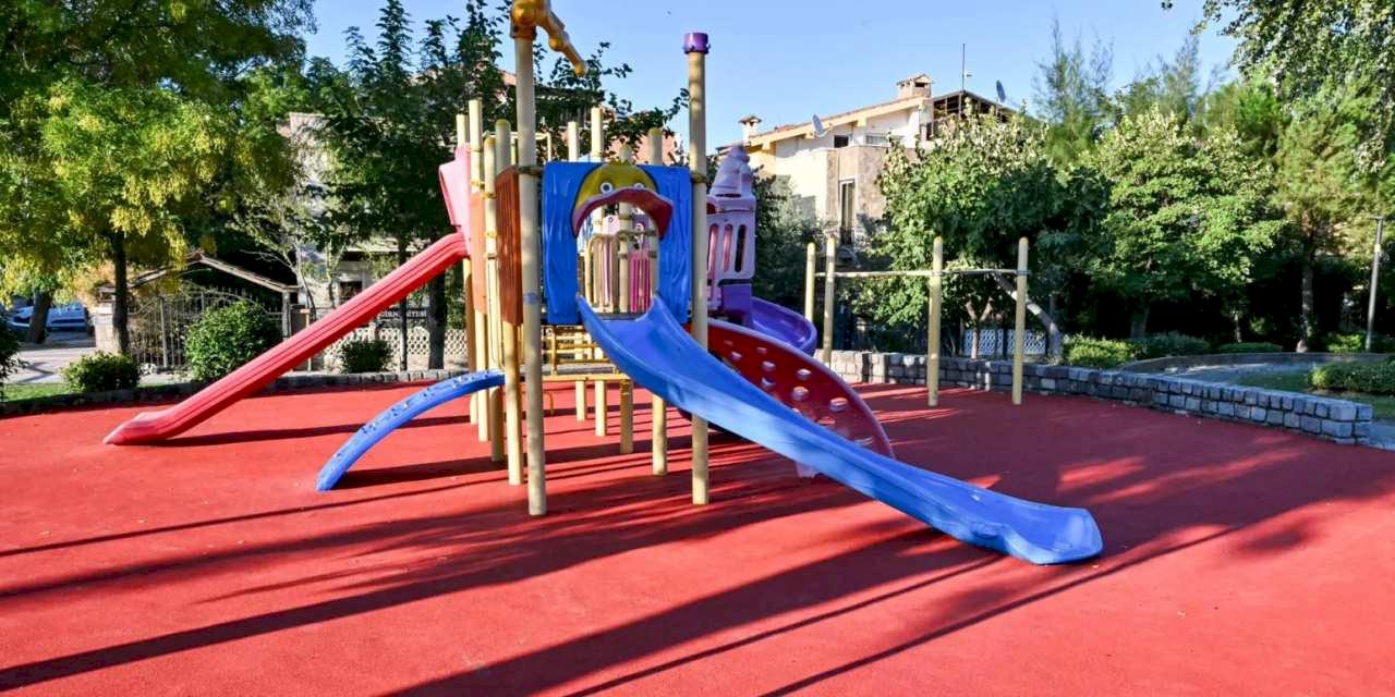 Manisa'da park ve oyun alanlarına güvenli kauçuk zemin
