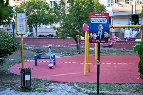 Manisa'da park ve oyun alanlarına güvenli kauçuk zemin