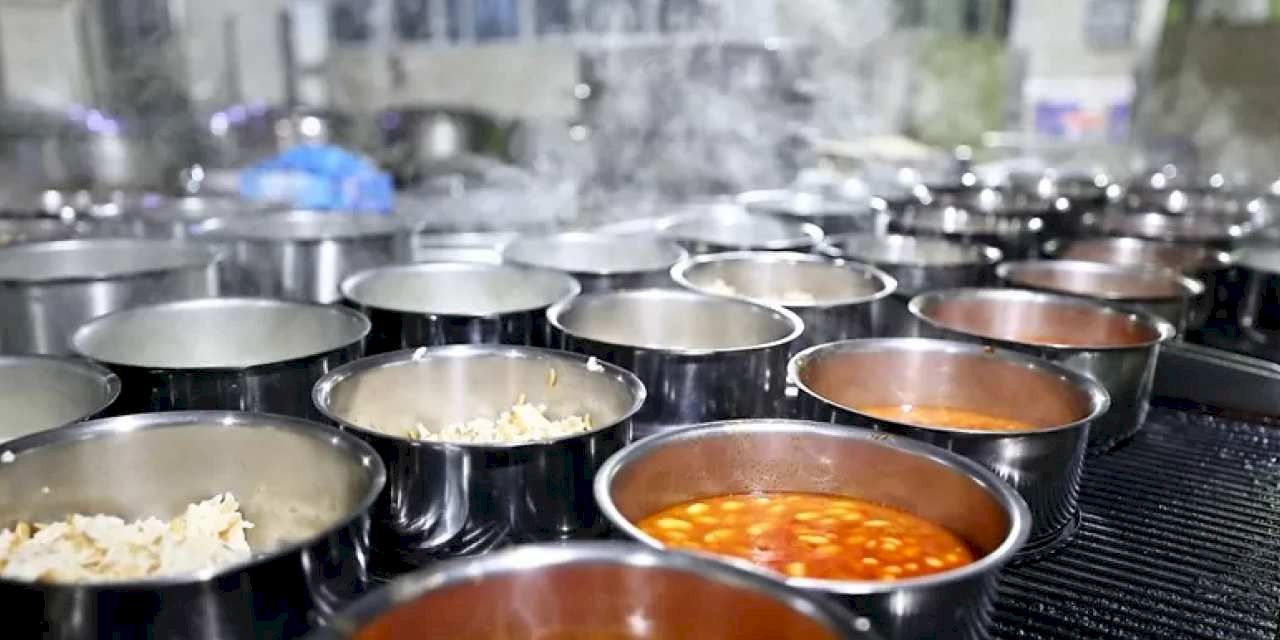 Denizli'de aşevi binlerce kişiye sıcak yemek sunuyor
