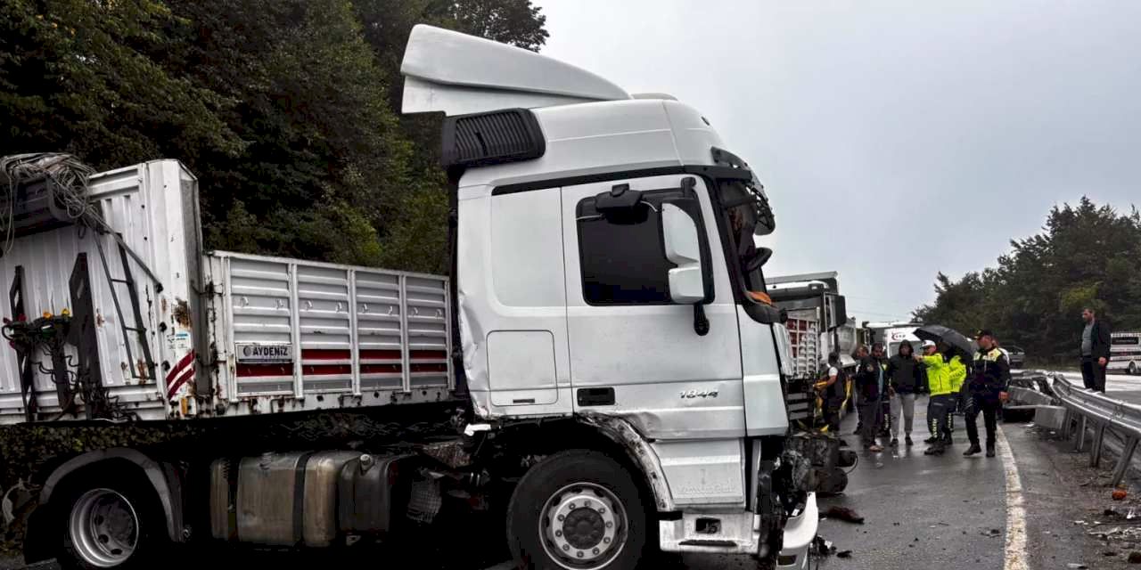 Akçakoca'da tır kazası trafiği aksattı