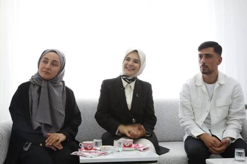 Bakan Göktaş yeni evli çiftin konuğu oldu