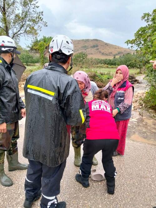 Mudanya'da selde mahsur kalan kadını MAK kurtardı