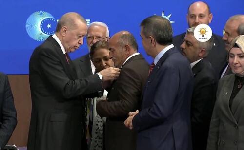 Dokuz belediye başkanı AK Parti saflarına katıldı