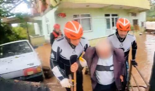 Karasu'da sel felaketi: Mahsur kalan dört kişi kurtarıldı