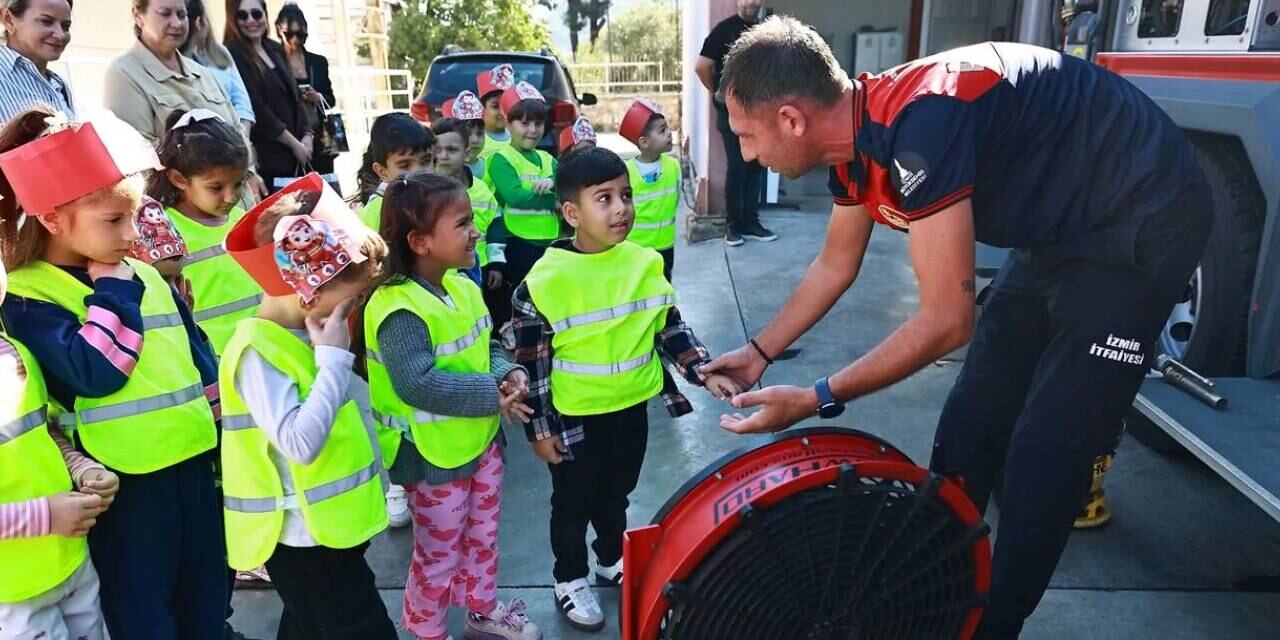 Efes Selçuklu minikler itfaiye istasyonunda uygulamalı eğitim aldı