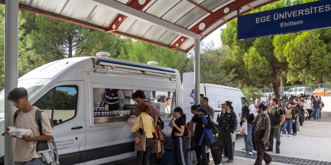 İzmir'de üniversite öğrencilerine ücretsiz sıcak yemek desteği
