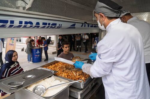 İzmir'de üniversite öğrencilerine ücretsiz sıcak yemek desteği