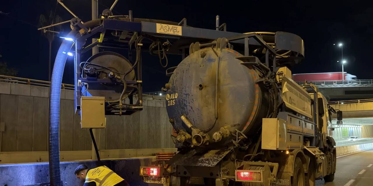 Antalya'da yağmur suyu hatları gece mesaisiyle temizleniyor