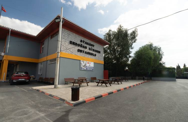 İzmir'de okul bahçesi yenilendi
