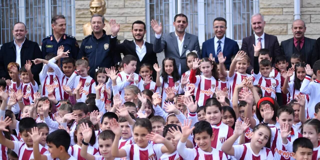 İnegöl Yeniceköy'de 750 öğrenciye forma dağıtımı