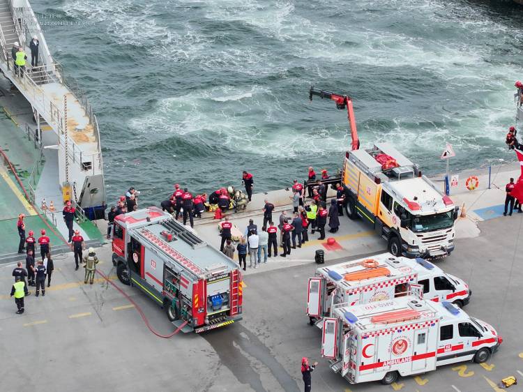 İzmir'de arabalı yolcu gemisinde tatbikat