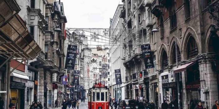 İstanbul caddelerindeki ziyaretçi trafiği turistle ayrılıyor