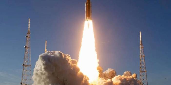 Artemis II görevi başladı... 50 yıl sonra astronotlar Ay yolunda