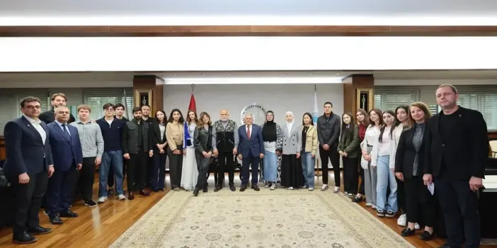 Kayseri'deki Türk Dünyası gençlerinden Başkan Büyükkılıç'a ziyaret