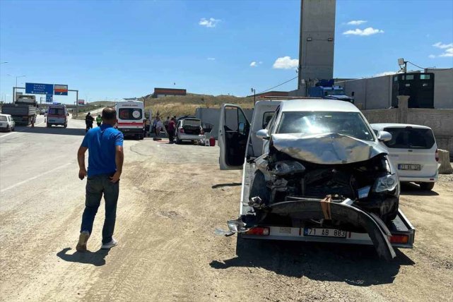 Kırıkkale'de Zincirleme Trafik Kazasında 5 Kişi Yaralandı