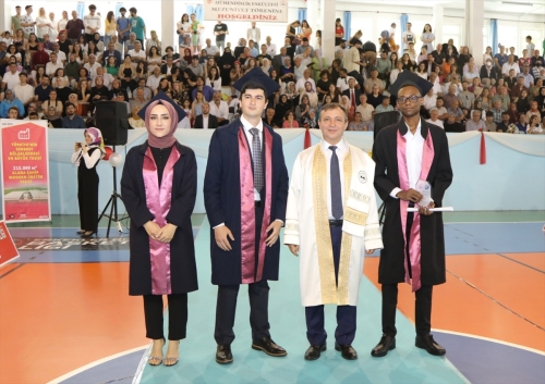 ERÜ Mühendislik Fakültesi öğrencileri diplomalarını aldı