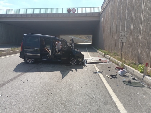 Sivas'ta beton duvara çarpan otomobildeki 4 kişi yaralandı