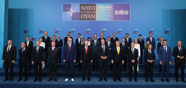 nato-liderler-aile-fotografi.jpg